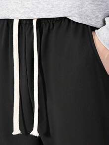 男士户外休闲裤 - 四季皆宜 - 采用宽松直筒裤型，配有基础款抽绳腰带和口袋。是健身、户外徒步和返校必备的理想之选。黑色春季款 - 黑色 - 查看 4