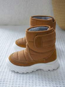1双棕色幼儿简约时尚保暖休闲雪地靴，适合冬季日常穿着