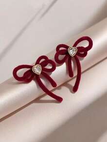 1 对红色蝴蝶结耳环，不含礼盒