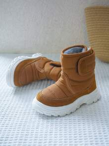 1双棕色幼儿简约时尚保暖休闲雪地靴，适合冬季日常穿着