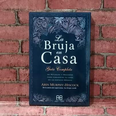 La bruja en casa.De Arin Murphy-Hiscock. De rituales y hechizos para convertir tu casa en un espacio magico.
