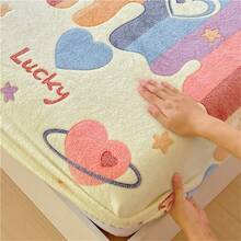 1pc Thick Soft Breathable Snowflake Printed Fitted Mattress Cover (Twin Size), Warm-To-The-Touch Moisture-Wicking, Non-Slip Mattress Protector, Easy Removable & Machine Washable, Suitable For All Seasons, 11 Inch Depth