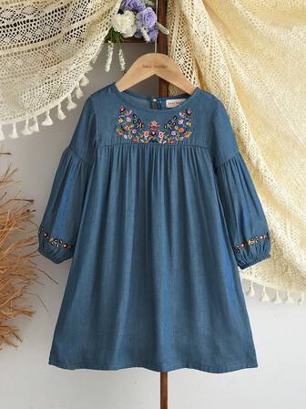 Långärmad klänning med blommig broderi i denimeffekt för unga flickor, höst- och vårkläder för unga flickor, vardagskläder