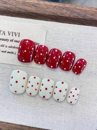 简约经典复古波点风格十款短款方形压片美甲，红白配色，点缀波点元素。简约优雅，俏皮可爱，高端时尚美甲。附赠果冻胶和迷你指甲锉。适合派对、约会、节日、上班、上学等各种场合佩戴。