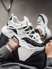 2025 Nouvelles chaussures pour hommes, baskets polyvalentes à semelle épaisse avec patchwork de lettres, style décontracté, pour toutes les saisons