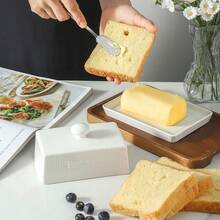 Ursword 1 zestaw maselniczki z pokrywką, elegancki grawerowany pojemnik na masło z pokrywką, ceramiczna tacka na kostki masła o dowolnej wielkości, dekoracyjny pojemnik na masło do blatu i lodówki, duża ceramiczna maselniczka do blatu, pojemnik na masło z pokrywką, wystrój kuchni i akcesoria na prezenty.