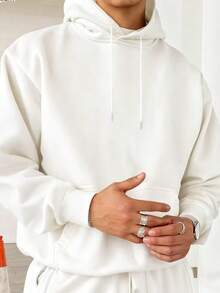 男士休闲街头风连帽卫衣，纯色，带抓绒内衬，宽松版型，适合日常穿着和叠穿。