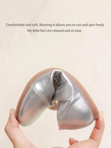 1 双时尚简约优雅纯色钩环公主儿童平底鞋，适合表演