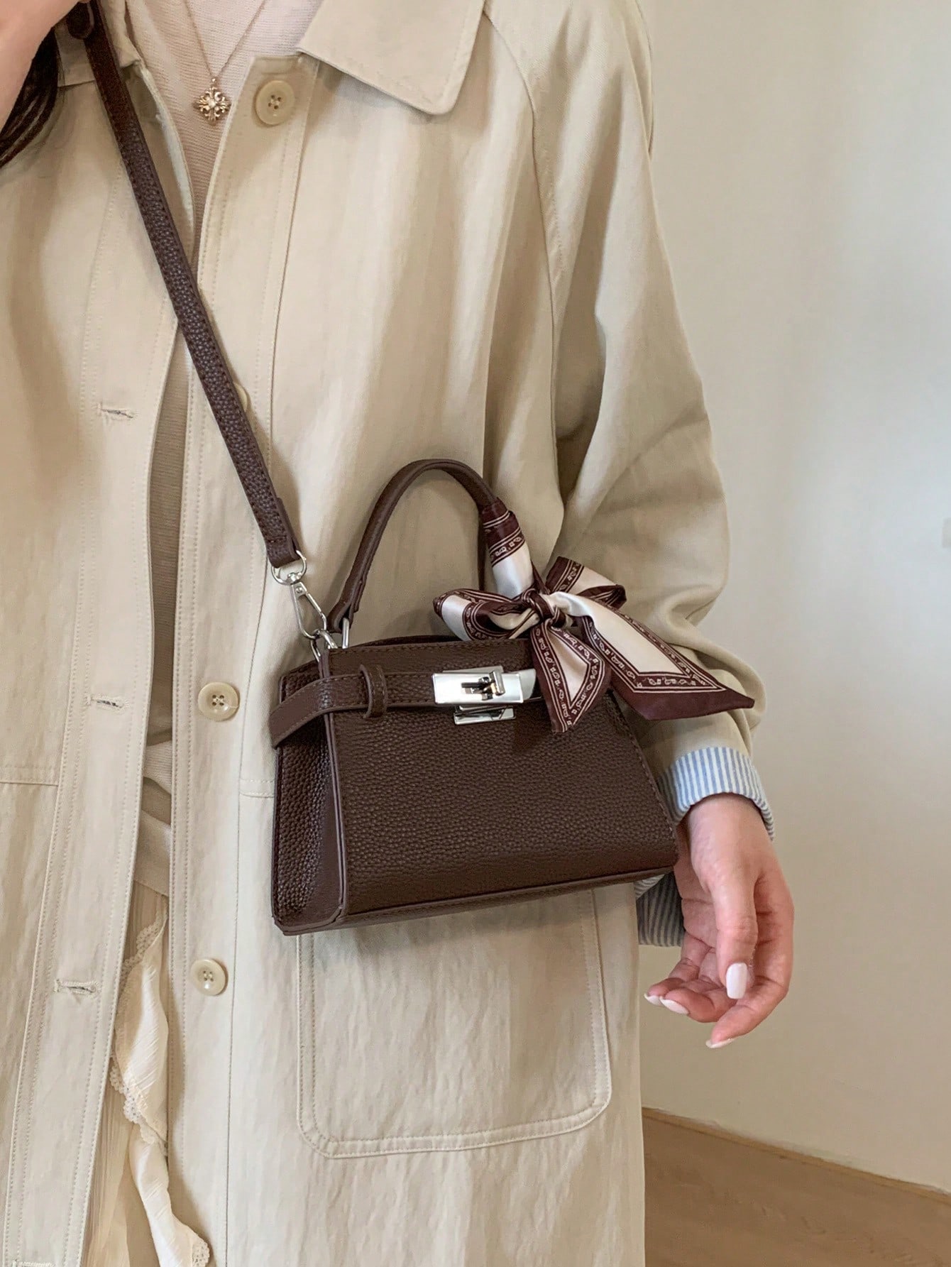 حقيبة يد نسائية أنيقة ومميزة مزينة بوشاح، حقيبة كر...