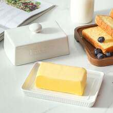 Ursword 1 zestaw maselniczki z pokrywką, elegancki grawerowany pojemnik na masło z pokrywką, ceramiczna tacka na kostki masła o dowolnej wielkości, dekoracyjny pojemnik na masło do blatu i lodówki, duża ceramiczna maselniczka do blatu, pojemnik na masło z pokrywką, wystrój kuchni i akcesoria na prezenty.