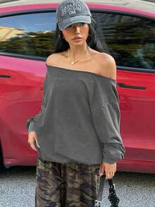 Women's Black Off - The - Shoulder Sweatshirt With Red Elephant Graphic And 'ΔΣΘ 1913' Letters, Gray 'LAND' Cap, Camouflage Pants, Gold Jewelry, Studded Black Handbag - Casual Crosswalk - Ready Outfit-Women's Winter Outfits: Elegant Conjunto De Mujeres + Flowy Top, Blusas & Top -Women's Long Sleeve Casual Pullover Top, Loose Fit, Comfortable And Stylish, Perfect For Spring Autumn Winter, Suitable For Daily Wear, Vacation, Party, Gift For Girlfriend Wife Female Friends-Slouchy Off Shoulder Sweatshirt - Xám - Xem 4