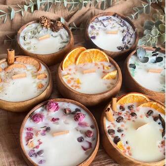 1/3支装，椰壳木芯大豆蜡香薰蜡烛，内含干花。适合作为女士礼物，是秋冬季家居装饰和房间点缀的理想之选。天然材质，可用作香薰蜡烛。（薰衣草、柠檬、玫瑰香型）