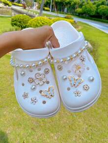 18 قطعة سلسلة من الخرز اللؤلؤي من ABS بتصميمات الزهور والفراشات باللون البيج، مشابك أحذية متعددة الاستخدامات للنساء للصنادل والأحذية الشاطئية والحقائب، مناسبة كهدايا لأعياد الميلاد والمناسبات