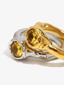 Anillos delgados de acero inoxidable chapados en oro con un solo zirconia de color champán brillante para mujeres. Elegante y versátil, es adecuado para que las damas lo usen, perfecto para reuniones de damas, festivales y como regalo para amigas. - Multicolor - Ver 8