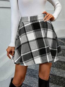 Nueva colección de Navidad y otoño-invierno con una falda casual a cuadros en blanco y negro, de estilo minimalista y elegante. Perfecta para fiestas, con talle alto, forro grueso y un ajuste favorecedor para la figura de la mujer. Adecuada para diversas ocasiones, como salidas diarias, eventos escolares y fiestas navideñas.