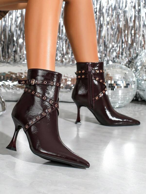 زوج من الأحذية النسائية ذات الكعب العالي والأصبع المدبب، لون أحادي، بتصميم بانك وأنيق للعمل والحفلات والعطلات، مزين بسحاب جانبي وتصميم معدني مرصع، بوت قصيرة أنيقة وجذابة للنساء للخريف والشتاء