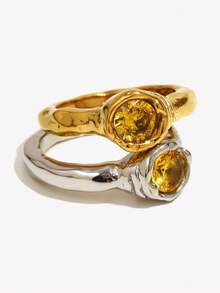 Anillos delgados de acero inoxidable chapados en oro con un solo zirconia de color champán brillante para mujeres. Elegante y versátil, es adecuado para que las damas lo usen, perfecto para reuniones de damas, festivales y como regalo para amigas. - Multicolor - Ver 1