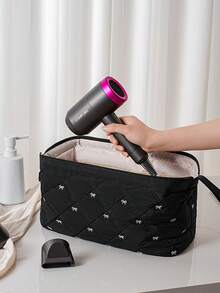 1个经典蝴蝶结刺绣绗缝吹风机收纳袋，带内袋设计，大容量防尘美发工具整理袋，适用于卷发棒、吹风机、发夹等。