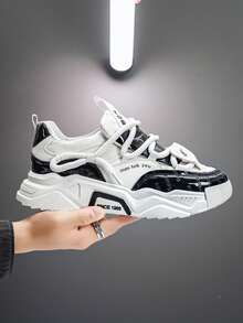 2025 Nouvelles chaussures pour hommes, baskets polyvalentes à semelle épaisse avec patchwork de lettres, style décontracté, pour toutes les saisons