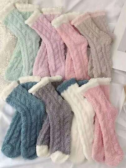 5 أزواج من جوارب النساء من الفليس المرجاني ذات الألوان المتباينة، بأساليب عشوائية، مريحة ودافئة، مناسبة للنوم والارتداء المنزلي (طول الكاحل). إنها مثالية لمناسبات مثل عيد الميلاد وعيد الهالوين والأعياد والشكر وعيد الربيع والتجمعات العائلية، مما يجعلها هدايا رائعة للصديقات والأصدقاء. مصممة خصيصًا للخريف والشتاء.