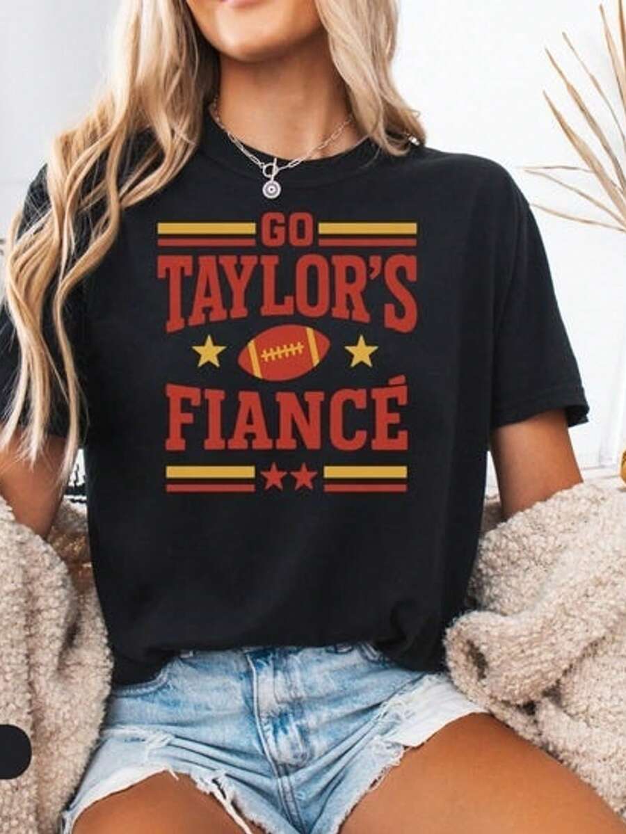 Go Taylor's Fiance Balck T Shirt, Swift Engagement Tee, N.F.L Fans Gift, Engaged Era, Chief.S Football Season, Unisex Cotton T-Shirt - màu đen - Xem 1