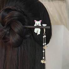 1个女士猫咪装饰可爱发夹，可用于头发装饰、休闲发髻、发髻造型、发饰、发型设计，适合学生、学生用品、发饰、头部饰品等。