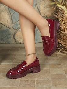 Mocasines clásicos y elegantes de charol para mujer con tacones de bloque, perfectos para viajar diariamente. - Burdeos - Ver 4