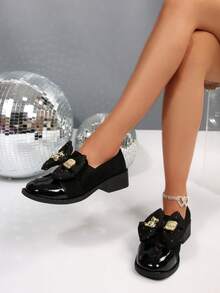 2025 Nuovi mocassini da donna stile britannico vintage con tacco quadrato, eleganti e versatili, adatti per abiti, stile scolastico con fiocco e punta tonda, comodi per un lungo utilizzo