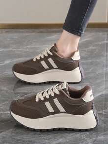 女士白色休闲运动鞋，2025春夏秋季新款户外厚底时尚百搭度假风学生户外徒步防滑滑板平底鞋（略有色差） - 棕色 - 查看 2