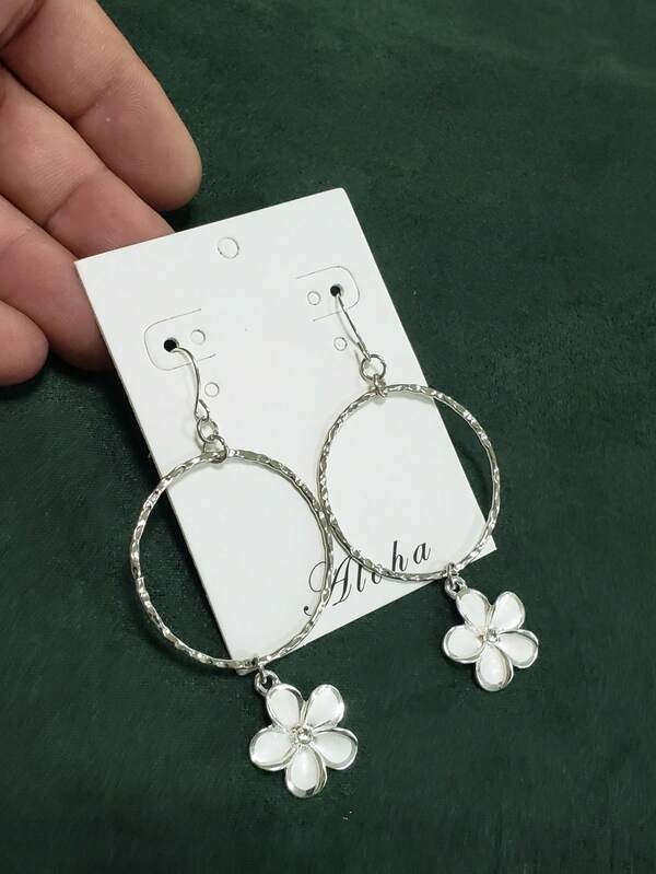 زوج من أقراط الحلقة النحاسية المطفأة المطلية بالنحاس الأبيض على الطراز الهاواي بزهرة البلوميريا