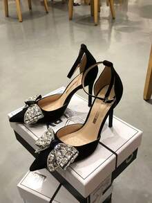 Tacones altos con lazo y punta puntiaguda de color sólido para mujer, elegantes tacones de aguja con hebilla y lazo de diamantes brillantes en la parte superior, adecuados para primavera, verano y otoño. - Negro - Ver 3