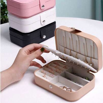 1个旅行首饰盒，小型PU皮革首饰收纳盒，纽扣首饰整理盒，首饰收藏盒，戒指盒，适合女性和女孩，双层便携迷你旅行盒，可收纳耳环、戒指、项链等。