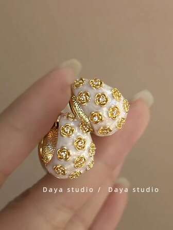 1 对压花釉白色法式复古滴釉玫瑰花锆石耳环，奢华小众优雅