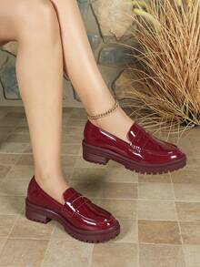 Mocasines clásicos y elegantes de charol para mujer con tacones de bloque, perfectos para viajar diariamente. - Burdeos - Ver 1