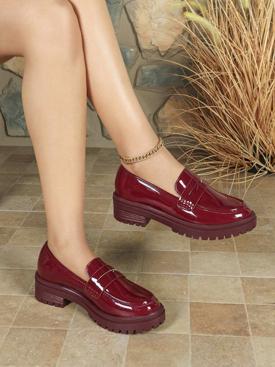 Mocasines clásicos y elegantes de charol para mujer con tacones de bloque, perfectos para viajar diariamente. - Burdeos - Ver 1