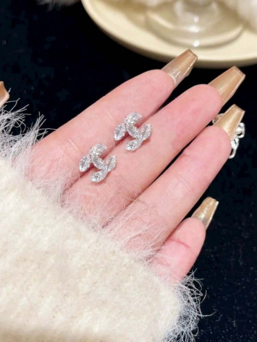 Boucles d'oreilles en zirconium argenté, boucles d'oreilles élégantes et mignonnes plaquées cuivre or blanc, convenant pour un port quotidien et les rassemblements