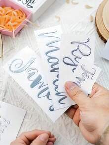 1 Stück personalisierter Namensaufkleber, personalisierte Geburtstags-, Hochzeits-, Feiertagsdekoration, personalisierter Glitzer-Namensaufkleber, personalisierter Namensaufkleber, Datumaufkleber, DIY Handwerksgeschenk, handgeschriebene Schrift, Hochzeitsaufkleber, Wasserflasche, Lunchbox, Glas, Rolle, Ballon, Kalligraphie-Aufkleber, Geschenkbox-Dekoration, Brautjungfern-Vorschlag-Box, Handwerkskunst-Hobby