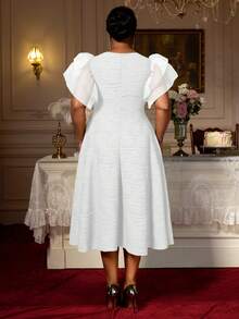 فستان أبيض للحفلات للمرأة مقاس كبير، قصة A-line مع ياقة غير منتظمة، قماش مموج مخرم، كم قصير مكسر - أبيض - مشاهدة 3