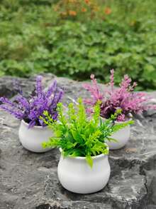 Ensemble de 3 plantes artificielles vertes en pot. Les pots de plantes de simulation sont en plastique et les mini-plantes d'imitation conviennent pour être placées sur les tables à manger intérieures à la maison, ainsi que pour la décoration dans les bureaux, les salles à manger, les cours de ferme et les salles de bain.