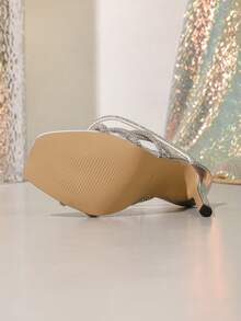 1 paire de sandales à talons hauts super sexy , sandales pour femmes avec des brides croisées ornées de strass et une enveloppe en forme de serpent, talons hauts argentés pour la piste et les soirées