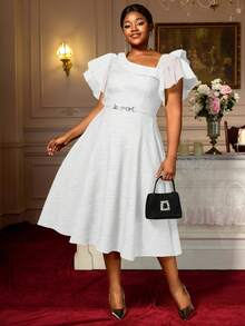 فستان أبيض للحفلات للمرأة مقاس كبير، قصة A-line مع ياقة غير منتظمة، قماش مموج مخرم، كم قصير مكسر - أبيض - مشاهدة 4