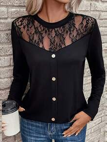 بلوزة أنيقة بتصميم أزرار وقطع من الدانتيل للنساء ذوات الحجم الكبير، بأكمام طويلة وبلون أحادي