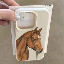 1 pieza Funda protectora de TPU con textura de piel de litchi y diseño de caballo marrón, compatible con las series Apple 16 15 14 13 12 11 Plus Pro Max, funda protectora con estilo INS personalizada, minimalista y de alta estética, resistente a caídas, regalo de cumpleaños o festivo - Beis - Ver 5