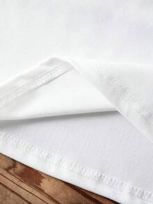 Playera estampada color blanca para mujer confeccionada en algodón con diseño artístico y divertido de perro salchicha disfrazado de esqueleto cargando una calabaza jack-o'-lantern repleta de dulces, ideal para un look juvenil, moderno, alegre, cómodo y temático durante la temporada de otoño y celebraciones de Halloween - Blanco - Ver 4