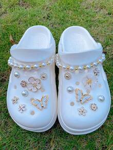 18 قطعة سلسلة من الخرز اللؤلؤي من ABS بتصميمات الزهور والفراشات باللون البيج، مشابك أحذية متعددة الاستخدامات للنساء للصنادل والأحذية الشاطئية والحقائب، مناسبة كهدايا لأعياد الميلاد والمناسبات