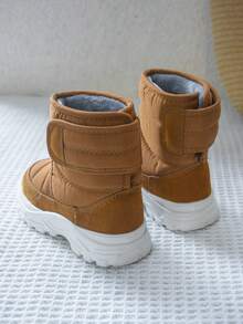 1双棕色幼儿简约时尚保暖休闲雪地靴，适合冬季日常穿着