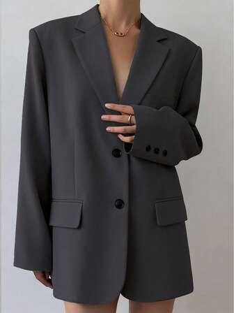 秋冬新款女装！经典宽松西装外套，四季皆宜。这款女式西装外套采用利落的缺口翻领和垫肩设计，兼具休闲与优雅，是百搭之选。作为一件别致的西装外套，它非常适合办公室工作、旅行、婚礼、约会、宴会、派对和演出等场合。它也可以作为女性节日服装。