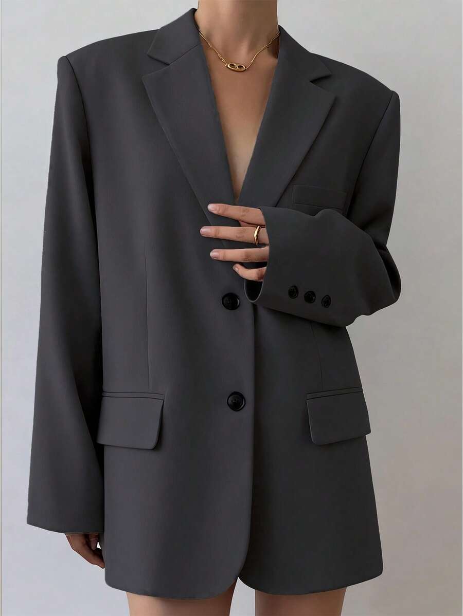 这款经典宽松版型女士西装外套，四季皆宜。简约的翻领和垫肩设计，融合了休闲与优雅风格，使其成为一款百搭之选。作为一款时尚西装外套，它适合各种场合，例如办公室工作、旅行、婚礼、约会、宴会、派对和演出。它也可以作为女士度假装扮。尤其适合春季、情人节、狂欢节、海滩、派对、婚礼和生日等场合。