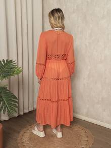Veste esta túnica de praia e transforma-te numa deusa de férias! Com detalhes de aberturas delicados e um corte fluido, é perfeita para adicionar um toque de elegância boho ao teu look de praia, garantindo que brilles em cada momento. - Laranja - Visão 4