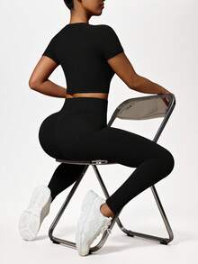 SHEIN Sports 男士纯色圆领短袖上衣和裤子高弹无缝运动套装，休闲日常健身套装女士健身套装女士紧身裤套装 - 黑色 - 查看 4